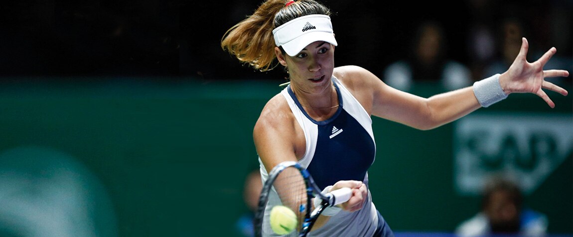 Fotografía Garbiñe Muguruza golpeando la pelota durante un partido de las WTA Finals