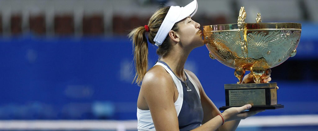 Fotografía Garbiñe Muguruza besa el trofeo de campeona del Premier Mandatory de Pekín (Abierto de China)