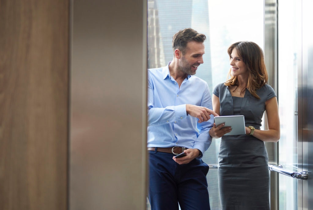 business mujer hombre ascensor oficina trabajo recurso bbva business mujer hombre ascensor oficina trabajo recurso bbva