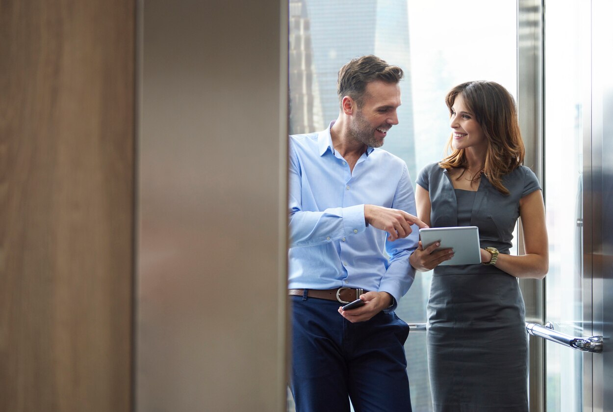 business mujer hombre ascensor oficina trabajo recurso bbva business mujer hombre ascensor oficina trabajo recurso bbva