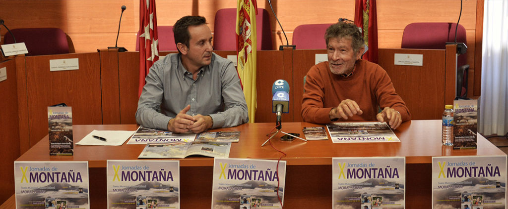 Fotografía Carlos Soria con el Alcalde de Moralzarzal durante la presentación de las X Jornadas de Montaña de Moralzarzal