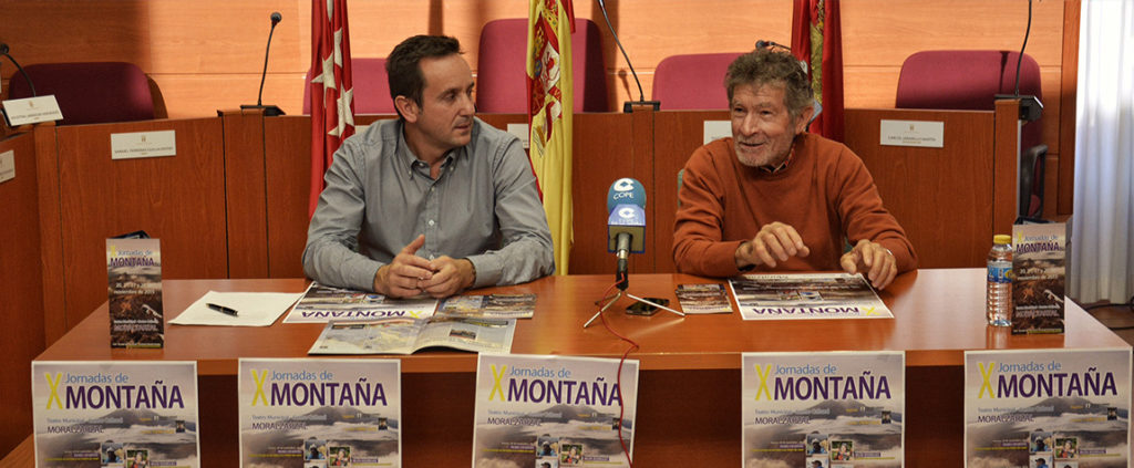 Carlos Soria con el Alcalde de Moralzarzal, Juan Carlos Rodríguez Osuna, durante la presentación de las X Jornadas de Montaña de Moralzarzal Fotografía Carlos Soria con el Alcalde de Moralzarzal durante la presentación de las X Jornadas de Montaña de Moralzarzal