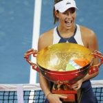 Fotogalería Garbiñe Muguruza sonríe con el trofeo de campeona del Abierto de China 2015 (Pekín), su primer título Premier Mandatory