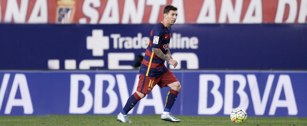 Messi con el balón durante un partido de la Liga BBVA con la publicidad de BBVA al fondo Fotografía Messi con el balón durante un partido de la Liga BBVA con la publicidad de BBVA al fondo