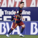 Fotografía Messi con el balón durante un partido de la Liga BBVA con la publicidad de BBVA al fondo