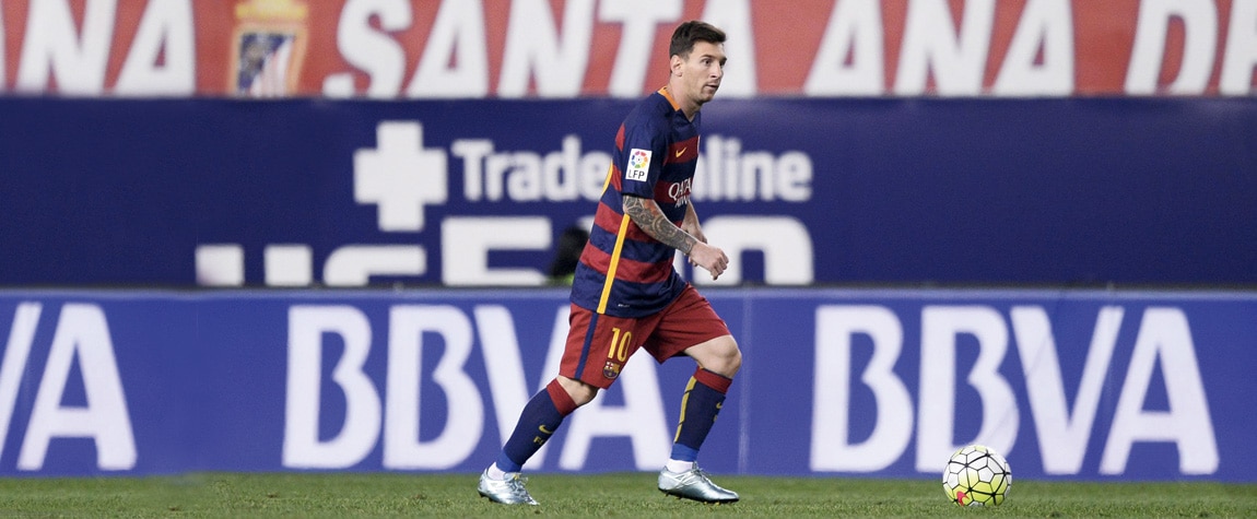 Fotografía Messi con el balón durante un partido de la Liga BBVA con la publicidad de BBVA al fondo