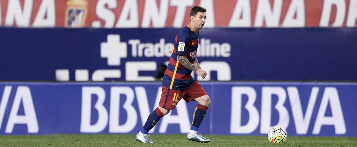 Messi con el balón durante un partido de la Liga BBVA con la publicidad de BBVA al fondo Fotografía Messi con el balón durante un partido de la Liga BBVA con la publicidad de BBVA al fondo