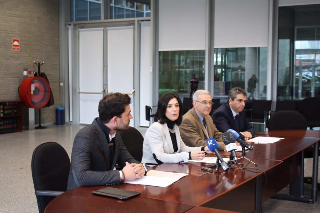 Álvaro Sánchez, diputado de Cultura, Juventud y Deporte de la Diputación de Cáceres; Esther Gutiérrez, consejera de Educación de la Junta de Extremadura; Andrés Ciudad, subdirector de Ruta BBVA; y Antonio García, director de Zona de BBVA en Extremadura.
Fotografía: Álvaro Sánchez, diputado de Cultura, Juventud y Deporte de la Diputación de Cáceres; Esther Gutiérrez, consejera de Educación de la Junta de Extremadura; Andrés Ciudad, subdirector de Ruta BBVA; y Antonio García, director de Zona de BBVA en Extremadura.