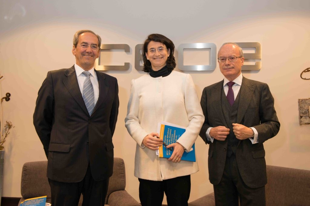 José Manuel González-Páramo (BBVA) junto a Concepción Latorre, investigadora jefe del estudio del IEE, y José Luis Feito, presidente del IEE, en la presentación del libro sobre impacto económico del TTIP en España José Manuel González-Páramo (BBVA) junto a Concepción Latorre, investigadora jefe del estudio del IEE, y José Luis Feito, presidente del IEE, en la presentación del libro sobre impacto económico del TTIP en España