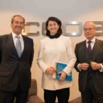 José Manuel González-Páramo (BBVA) junto a Concepción Latorre, investigadora jefe del estudio del IEE, y José Luis Feito, presidente del IEE, en la presentación del libro sobre impacto económico del TTIP en España