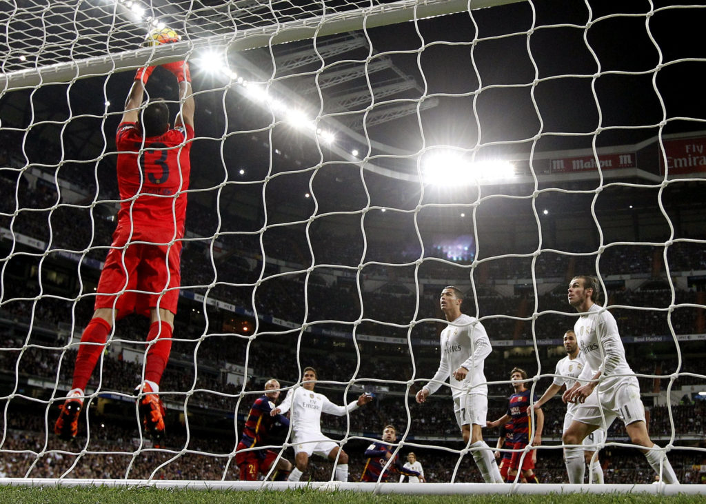 GRA328. MADRID, 21/11/2015.- El portero chileno del FC Barcelona Claudio Bravo (i) para un remate del Real Madrid, durante el partido de Liga de Primera División, de la jornada 12º, que se juega esta tarde en el Estadio Santiago Bernabéu, en Madrid. EFE/Chema Moya Real Madrid Vs FC Barcelona en Liga BBVA
