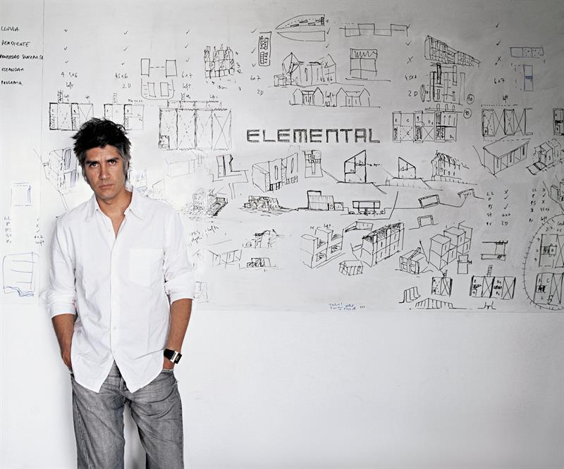 Fotografía facilitada por la Hunadación Hyatt del chileno Alejandro Aravena que ha sido galardonado hoy con el Premio Pritzker 2016| EFE Fotografía facilitada por la Hunadación Hyatt del chileno Alejandro Aravena que ha sido galardonado hoy con el Premio Pritzker 2016| EFE
