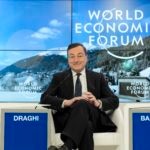 JCB155 DAVOS (SUIZA) 22/01/2016.- El presidente del Banco Central Europeo (BCE), Mario Draghi, asiste a una mesa redonda durante la cuadrigésimo sexta edición del Foro Económico Mundial en Davos (Suiza) hoy, 22 de enero de 2016. Draghi ha asegurado hoy que el organismo no va a pedir a la banca ni más capital ni más provisiones de las que ya existen para cubrir sus activos ponderados por riesgo. EFE/Jean-Christophe Bott