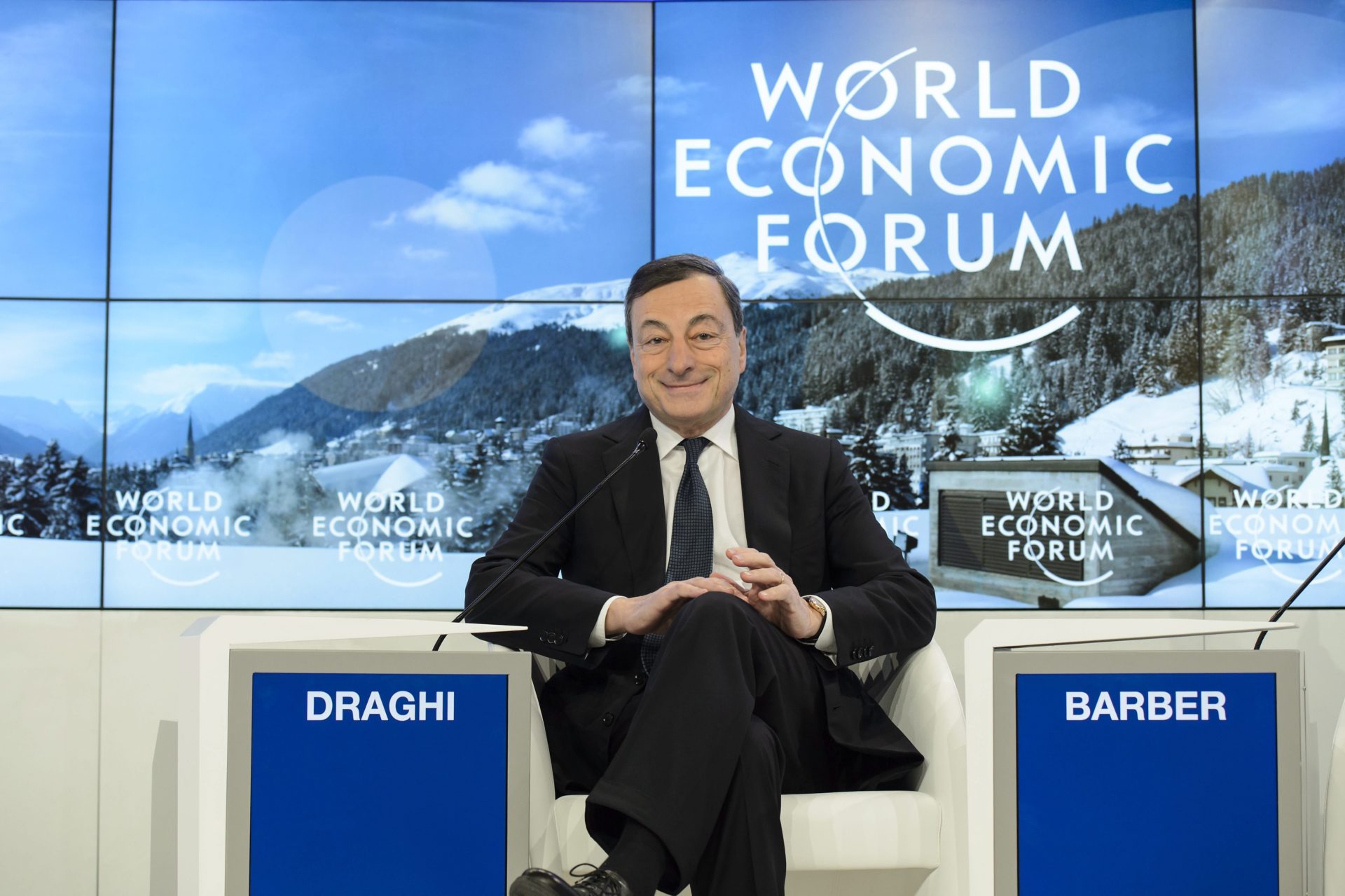 JCB155 DAVOS (SUIZA) 22/01/2016.- El presidente del Banco Central Europeo (BCE), Mario Draghi, asiste a una mesa redonda durante la cuadrigésimo sexta edición del Foro Económico Mundial en Davos (Suiza) hoy, 22 de enero de 2016. Draghi ha asegurado hoy que el organismo no va a pedir a la banca ni más capital ni más provisiones de las que ya existen para cubrir sus activos ponderados por riesgo. EFE/Jean-Christophe Bott