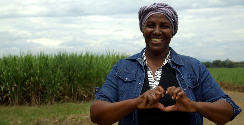 Fotografía de Floralba Lucumí, una de los 1,7 millones de pequeños empendedores a los que la Fundación Microfinanzas ayuda, ante el campo en el que trabaja. Fotografía de Floralba Lucumí, una de los 1,7 millones de pequeños empendedores a los que la Fundación Microfinanzas ayuda.