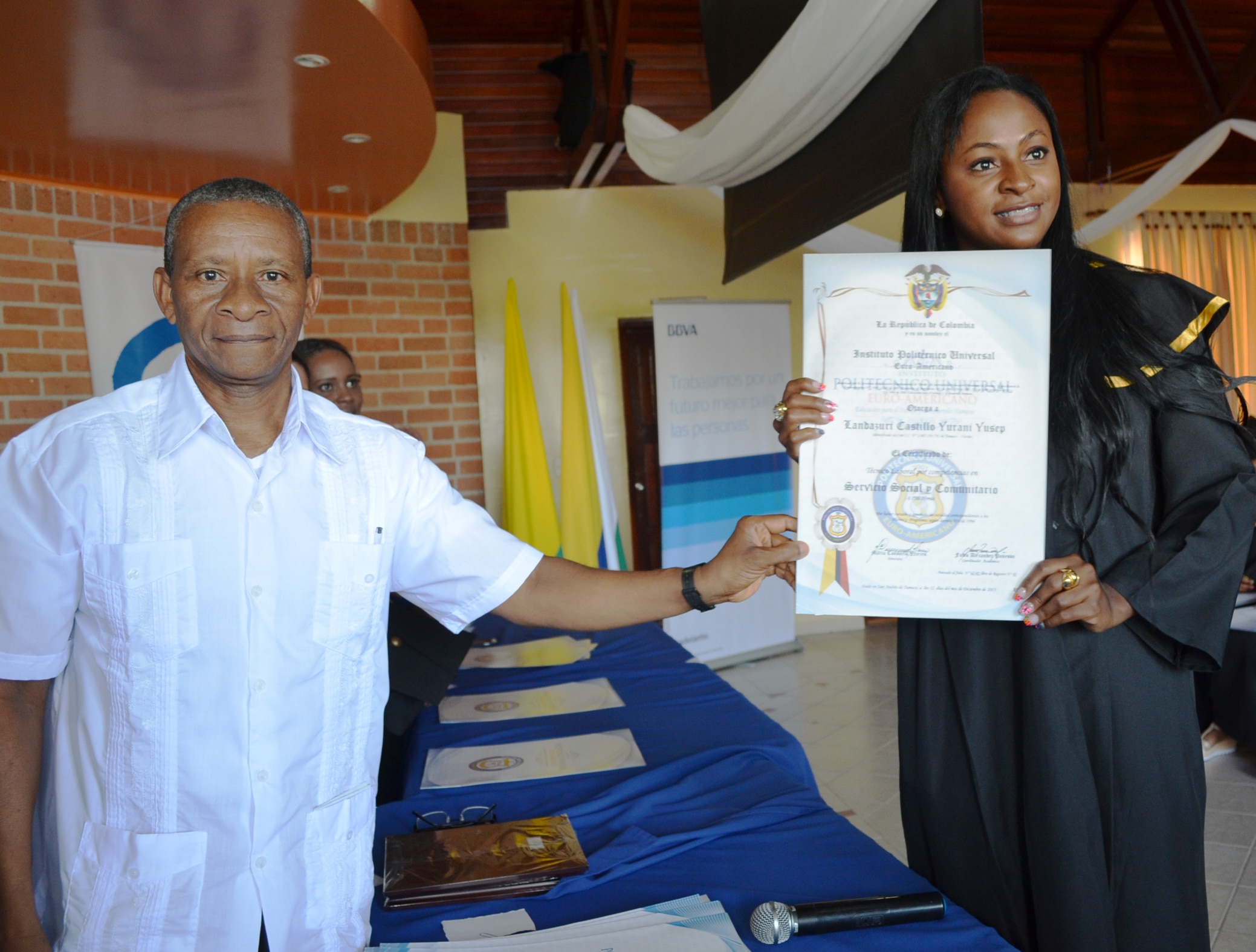 Fotografía de entrega diplomas beca Tumaco