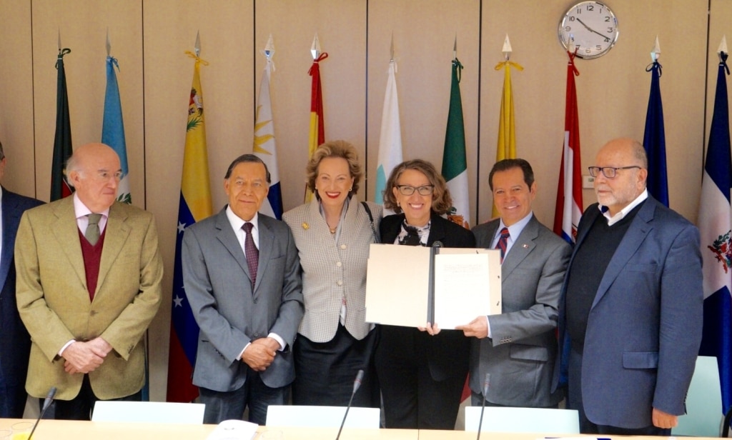 Canal Iberoamericano, 'Señal que nos une', fue puesto en marcha tras la firma entre los países de la SEGIB Fotografía del acuerdo entre países para lanzar Canal Iberoamericano BBVA
