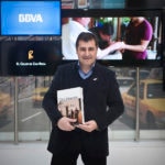 Fotografía de Josep Roca con el libro 'Cocinando un tributo', sobre la primera gira BBVA- El Celler de Can Roca