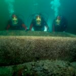 Buceadores rescatando uno de los restos arqueológicos de la exposición 