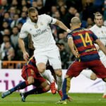 El delantero francés del Real Madrid Karim Benzema (i) pelea un balón con el defensa argentino del FC Barcelona Javier Mascherano en partido de Liga BBVA de la jornada 12º que les enfrenta en el Estadio Santiago Bernabéu. EFE