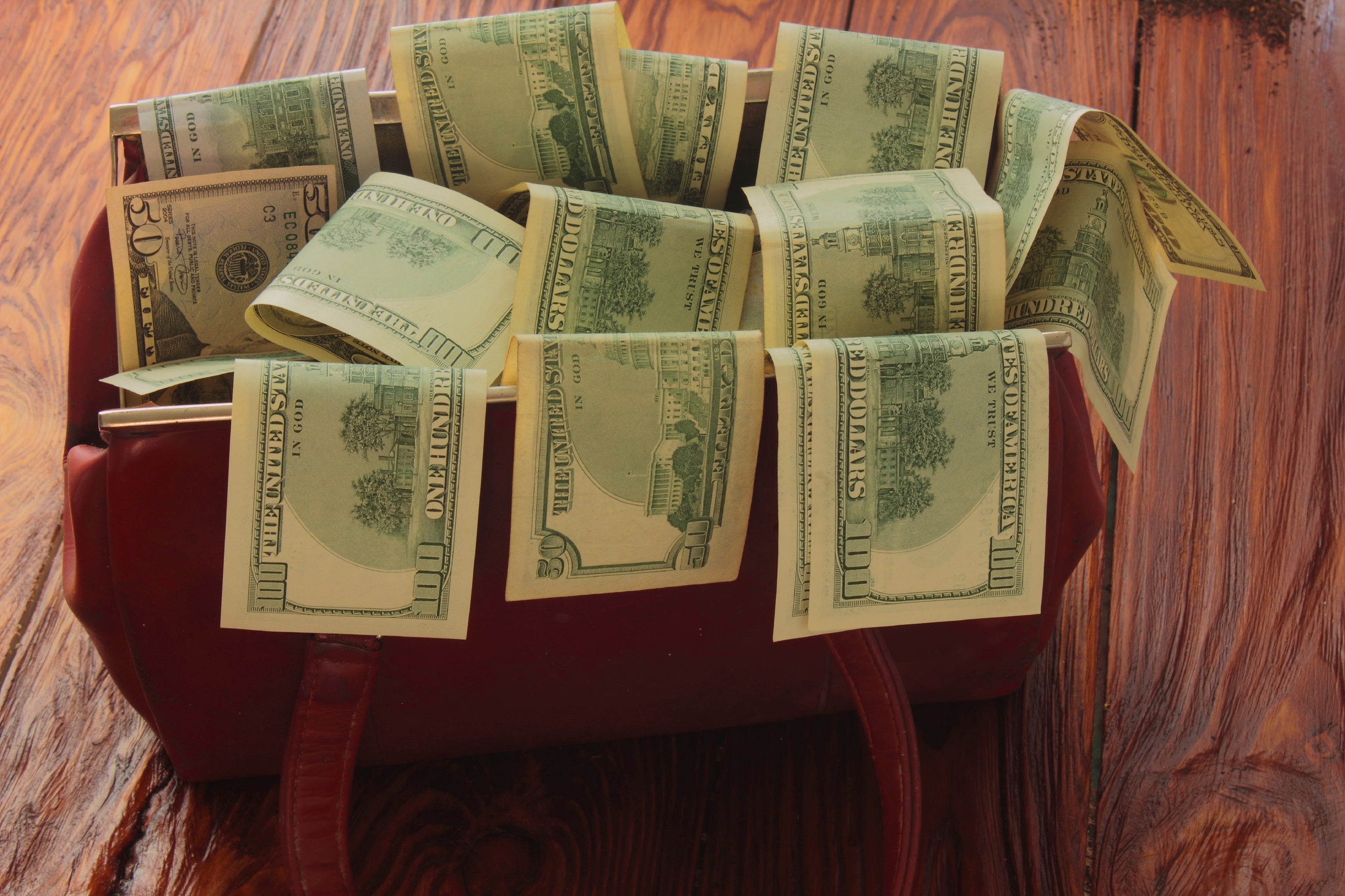 Cartera, dinero, dólares Fotografía de una cartera con dinero BBVA