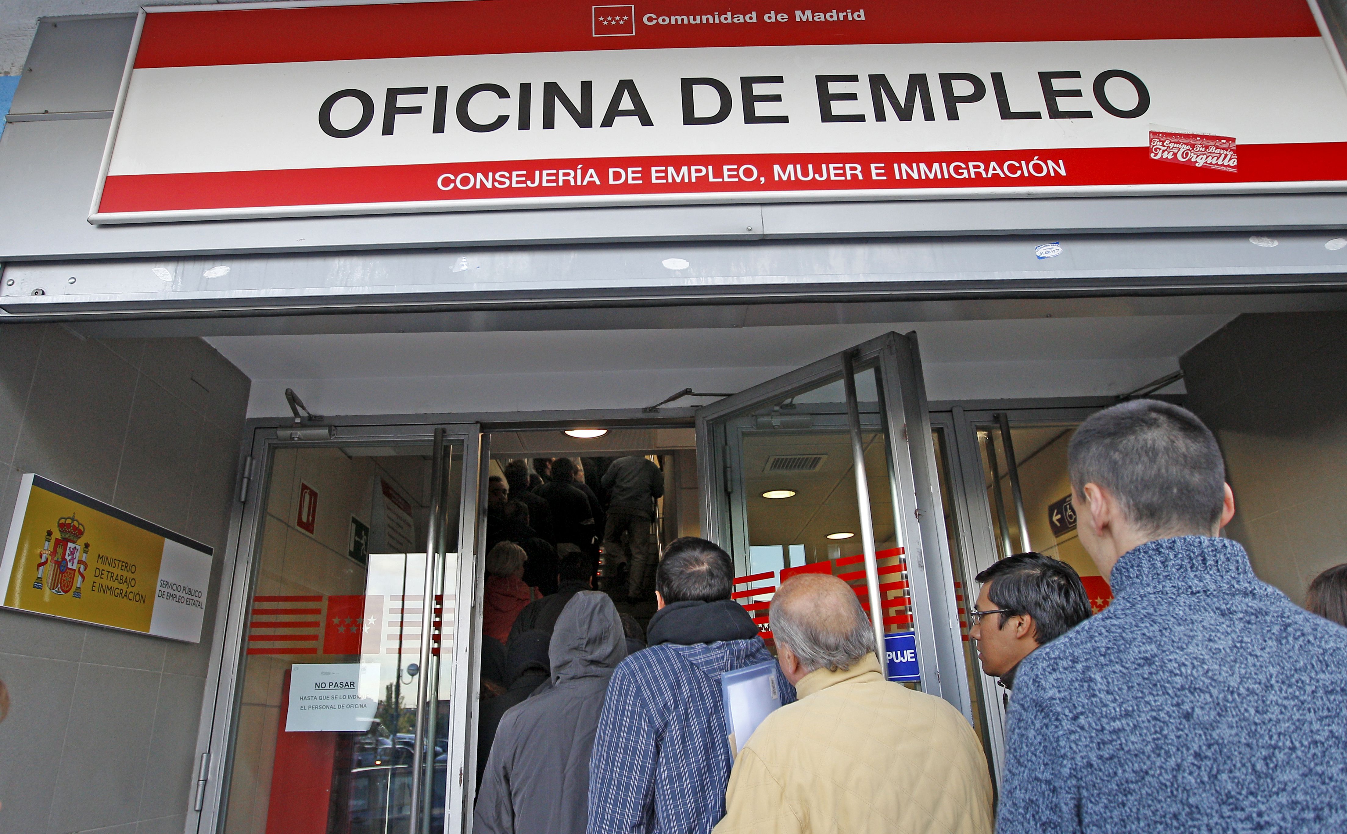 ESPAÑA DESEMPLEO-SEPTIEMBRE:MD5. MADRID, 4/10/2010.- Aspecto que ofrecía esta mañana la entrada de una oficina de empleo, en un barrio periférico de Madrid, con una considerable cola de personas esperando su turno. El paro registrado en los Servicios Públicos de Empleo subió en 48.102 personas en septiembre hasta situar el total de desempleados en 4.017.763, el 1,2% más que en agosto. EFE/Juanjo Martín