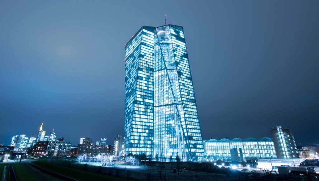 ALEMANIA EDIFICIOS:FRA01. FRÁNCFORT DEL MENO (ALEMANIA), 12/01/2015.- Vista general del nuevo edificio del Banco Central Europeo (ACB) hoy, lunes 12 de enero de 2015, en Fráncfort del Meno (Alemania). El edificio será inaugurado oficialmente el 18 de marzo. EFE/BORIS ROESSLER ALEMANIA EDIFICIOS:FRA01. FRÁNCFORT DEL MENO (ALEMANIA), 12/01/2015.- Vista general del nuevo edificio del Banco Central Europeo (ACB) hoy, lunes 12 de enero de 2015, en Fráncfort del Meno (Alemania). El edificio será inaugurado oficialmente el 18 de marzo. EFE/BORIS ROESSLER
