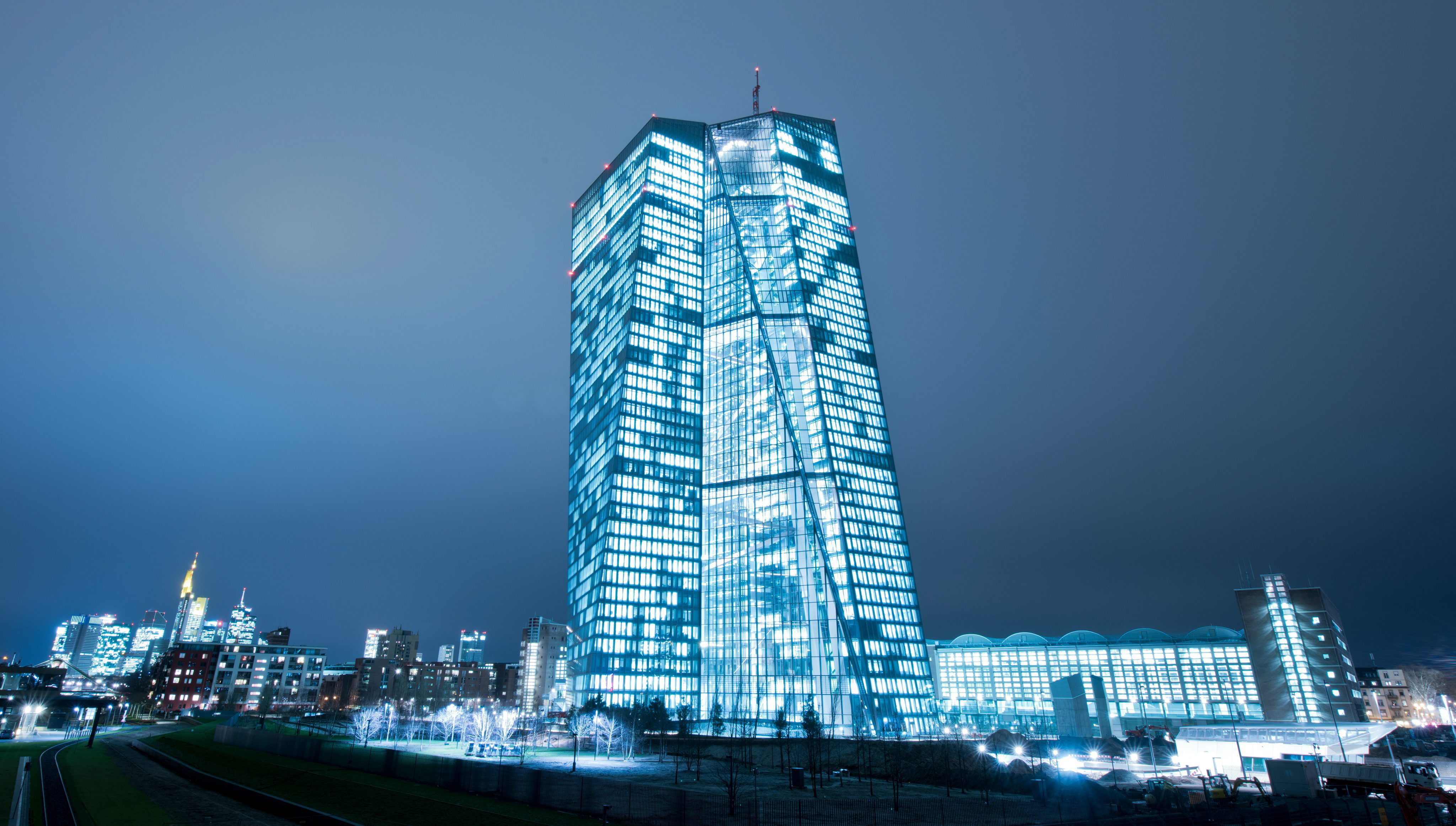 ALEMANIA EDIFICIOS:FRA01. FRÁNCFORT DEL MENO (ALEMANIA), 12/01/2015.- Vista general del nuevo edificio del Banco Central Europeo (ACB) hoy, lunes 12 de enero de 2015, en Fráncfort del Meno (Alemania). El edificio será inaugurado oficialmente el 18 de marzo. EFE/BORIS ROESSLER ALEMANIA EDIFICIOS:FRA01. FRÁNCFORT DEL MENO (ALEMANIA), 12/01/2015.- Vista general del nuevo edificio del Banco Central Europeo (ACB) hoy, lunes 12 de enero de 2015, en Fráncfort del Meno (Alemania). El edificio será inaugurado oficialmente el 18 de marzo. EFE/BORIS ROESSLER