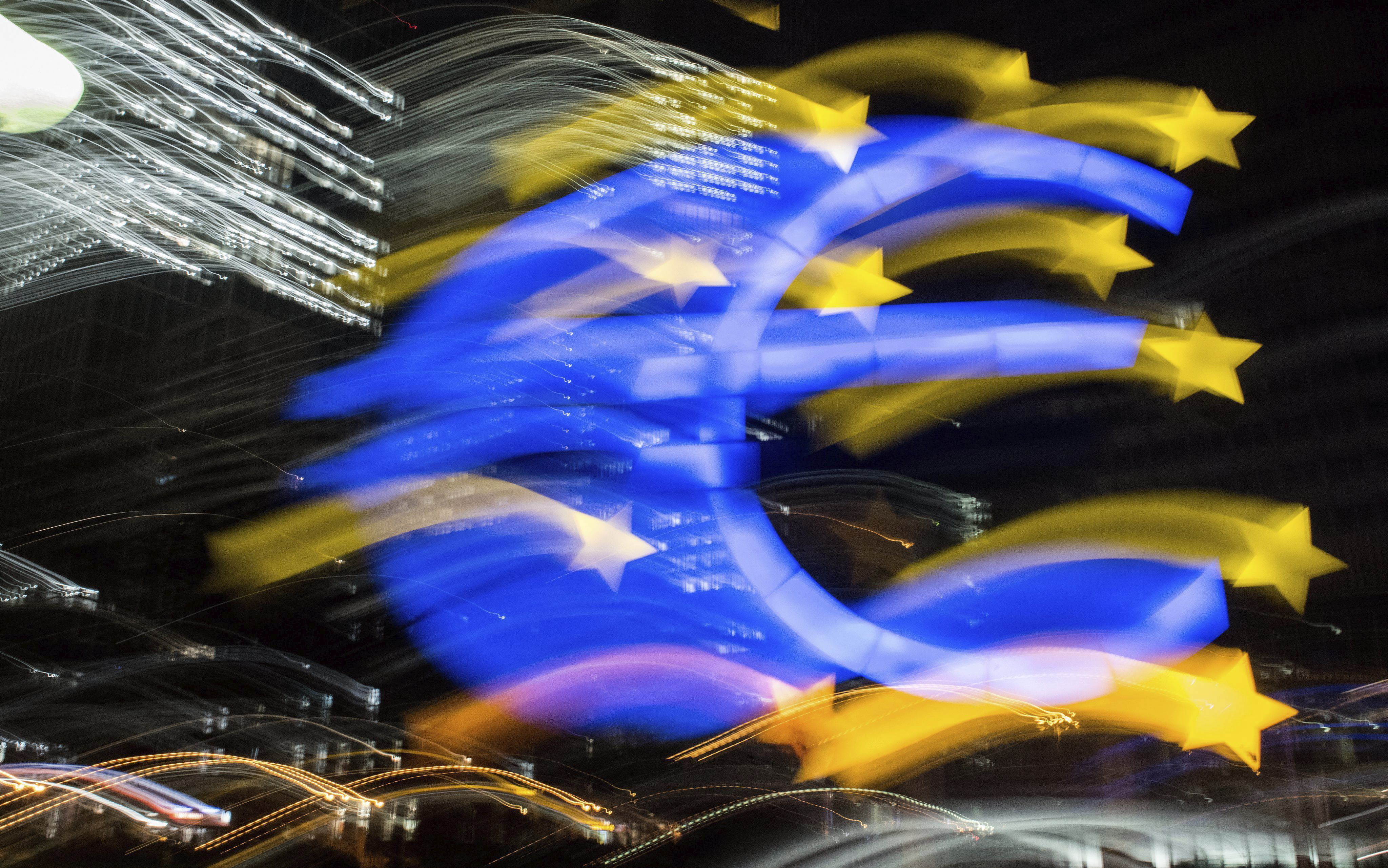 ALEMANIA BCE DEUDA:BRX503 FRÁNCFORT (ALEMANIA), 21/01/2015.- Fotografía tomada con velocidad de obturación lenta que muestra el símbolo del Euro en Fráncfort, Alemania, el 20 de enero de 2015. El Consejo Directivo del Banco Central Europeo (BCE) se reúne el próximo día 22 en medio de las expectativas que genera la posibilidad de que anuncie la puesta en marcha del programa de compra de títulos de deuda soberana y de bonos de empresas. La medida, que sería un paso más en la lucha contra las tendencias deflacionarias que ya ha llevado a los tipos de interés a mínimos históricos, tiene tanto sus promotores como suscríticos. EFE/BORIS ROESSLER