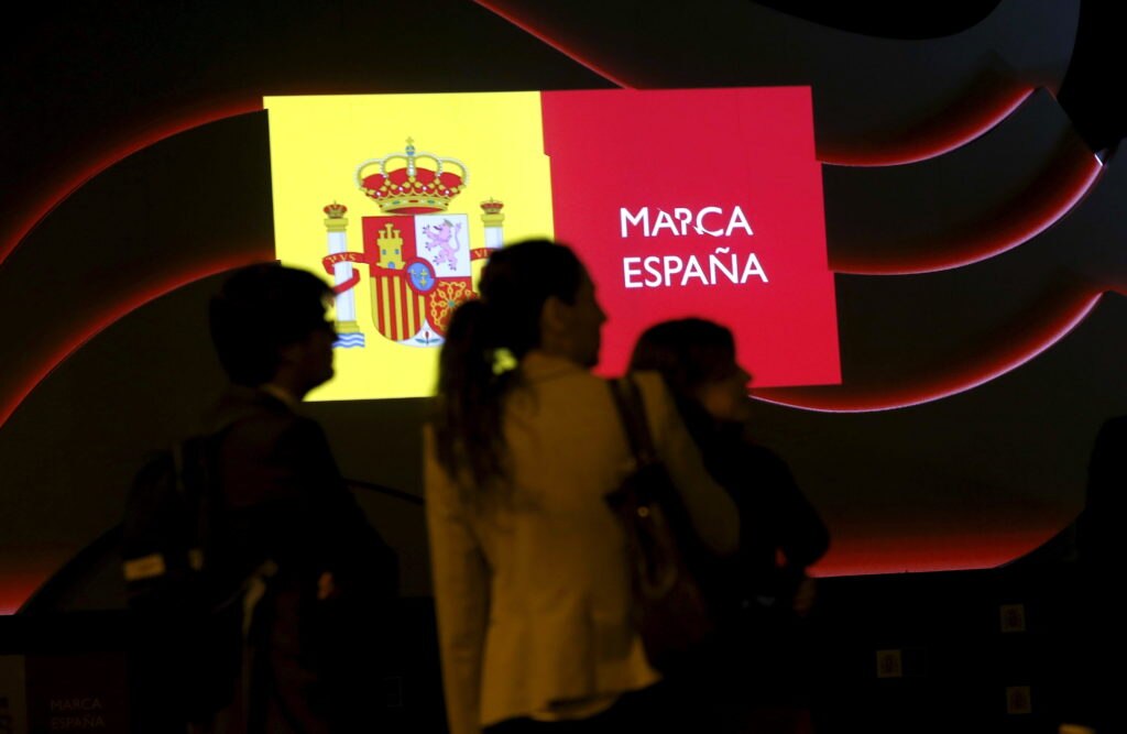 ESPAÑA MARCA ESPAÑA:GRA405. MADRID, 07/10/2015.- Varias pesonas contemplan una imagen del logotipo Marca España, durante el ensayo esta noche del espectáculo audiovisual 'España Hoy', cuyo acto inaugural tendrá lugar mañana en los Jardines del Descubrimiento de la Plaza de Colón en Madrid. Este vídeo-mapping se proyecta sobre una escultura de Marca España que se puede ver hasta el 11 de octubre en la plaza madrileña, después de su paso por Barcelona y Berlín. EFE/Chema Moya ESPAÑA MARCA ESPAÑA:GRA405. MADRID, 07/10/2015.- Varias pesonas contemplan una imagen del logotipo Marca España, durante el ensayo esta noche del espectáculo audiovisual 'España Hoy', cuyo acto inaugural tendrá lugar mañana en los Jardines del Descubrimiento de la Plaza de Colón en Madrid. Este vídeo-mapping se proyecta sobre una escultura de Marca España que se puede ver hasta el 11 de octubre en la plaza madrileña, después de su paso por Barcelona y Berlín. EFE/Chema Moya