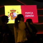 ESPAÑA MARCA ESPAÑA:GRA405. MADRID, 07/10/2015.- Varias pesonas contemplan una imagen del logotipo Marca España, durante el ensayo esta noche del espectáculo audiovisual 'España Hoy', cuyo acto inaugural tendrá lugar mañana en los Jardines del Descubrimiento de la Plaza de Colón en Madrid. Este vídeo-mapping se proyecta sobre una escultura de Marca España que se puede ver hasta el 11 de octubre en la plaza madrileña, después de su paso por Barcelona y Berlín. EFE/Chema Moya