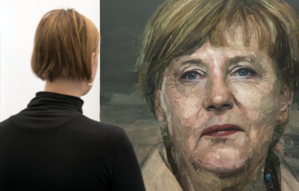 R.UNIDO ARTE LONDRES:WOL005 LONDRES (REINO UNIDO) 19/01/2016.- Una contempla el retrato de la canciller alemana, Angela Merkel, realizado por el artista irlandés Colin Davidson, durante la Feria de Arte de Londres (Reino Unido), el 19 de enero de 2016. La Feria de Arte londinense se celebra del 20 al 24 de enero. EFE/Will Oliver