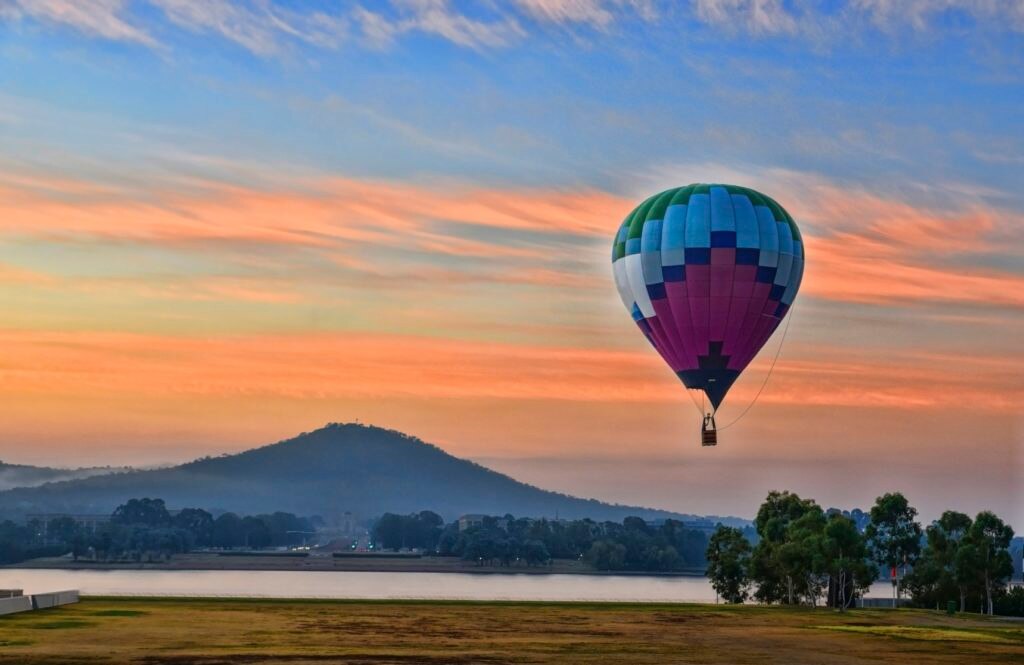 inflación, deflación, subir, bajar Fotografía de un globo aerostático subiendo y bajando como los precios con la inflación y la deflación BBVA