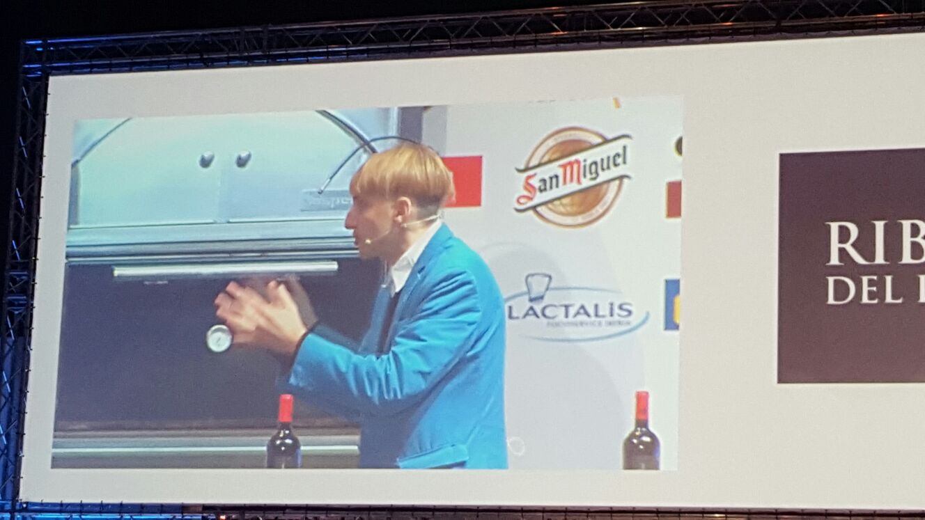 Neil Harbisson, explicando en Madrid Fusión el tocaplatos en una ponencia realizada junto a Jordi Roca Neil Harbisson, explicando en Madrid Fusión el tocaplatos en una ponencia realizada junto a Jordi Roca