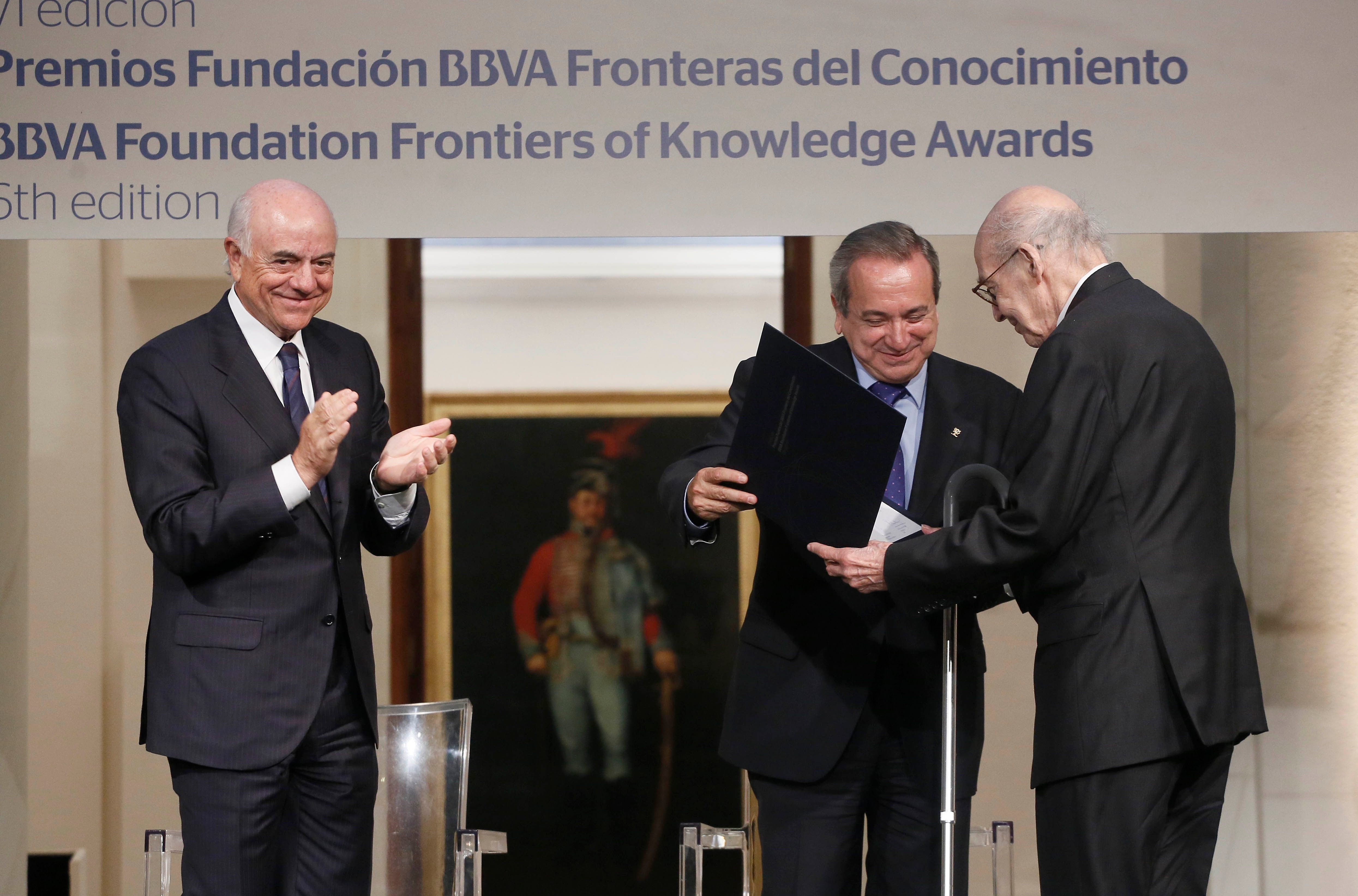 Fotografía de Marvin Minsky recibiendo el Premio Fundación BBVA Fronteras del Conocimiento con la presencia de Francisco González