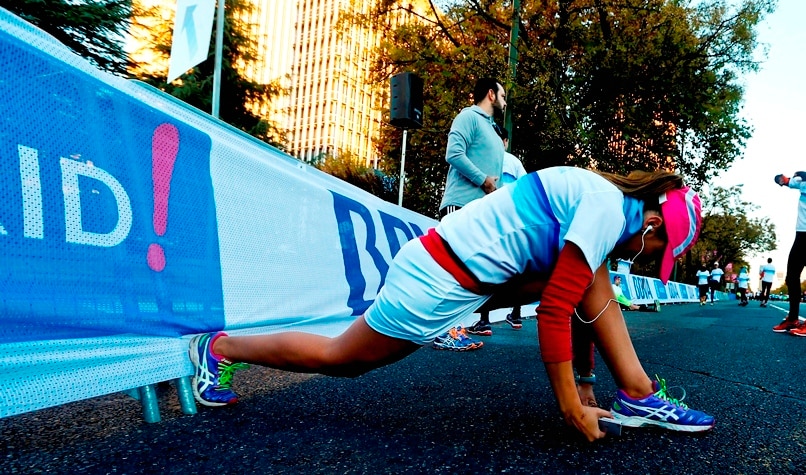 Fotografía recurso de una chica entrenando antes de la Carrera Solidaria BBVA