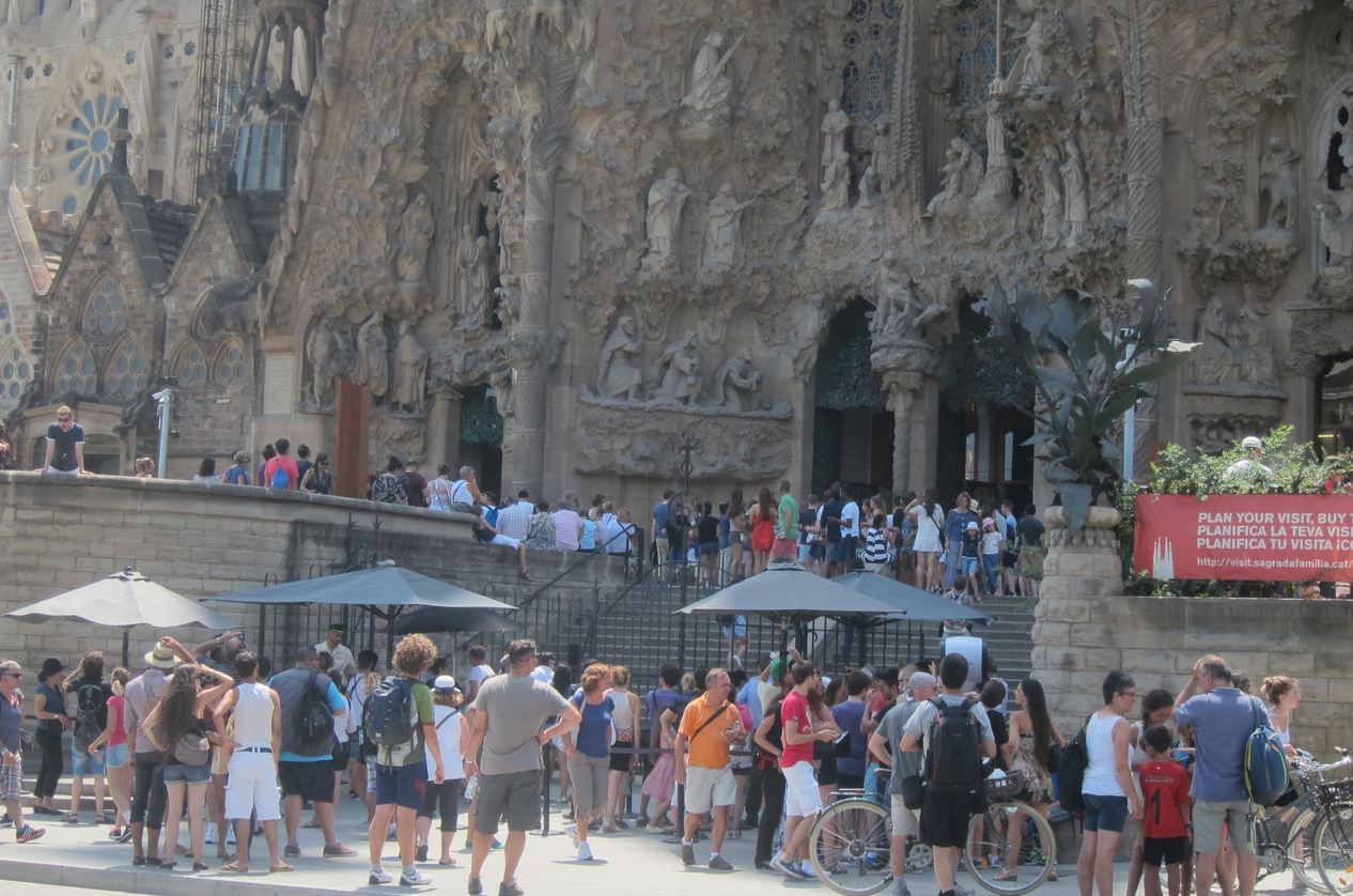 Turistas en la entrada de la Sagrada Familia de Barcelona. Foto: Europa Press