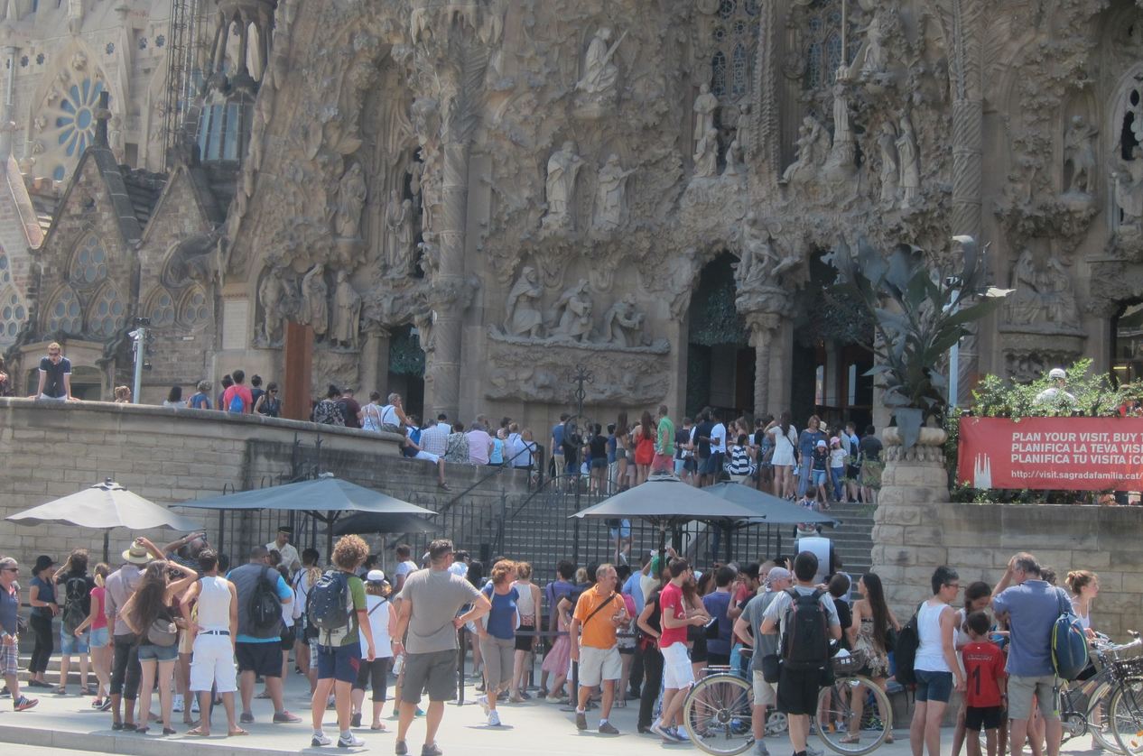 Turistas en la entrada de la Sagrada Familia de Barcelona. Foto: Europa Press Turistas en la entrada de la Sagrada Familia de Barcelona. Foto: Europa Press