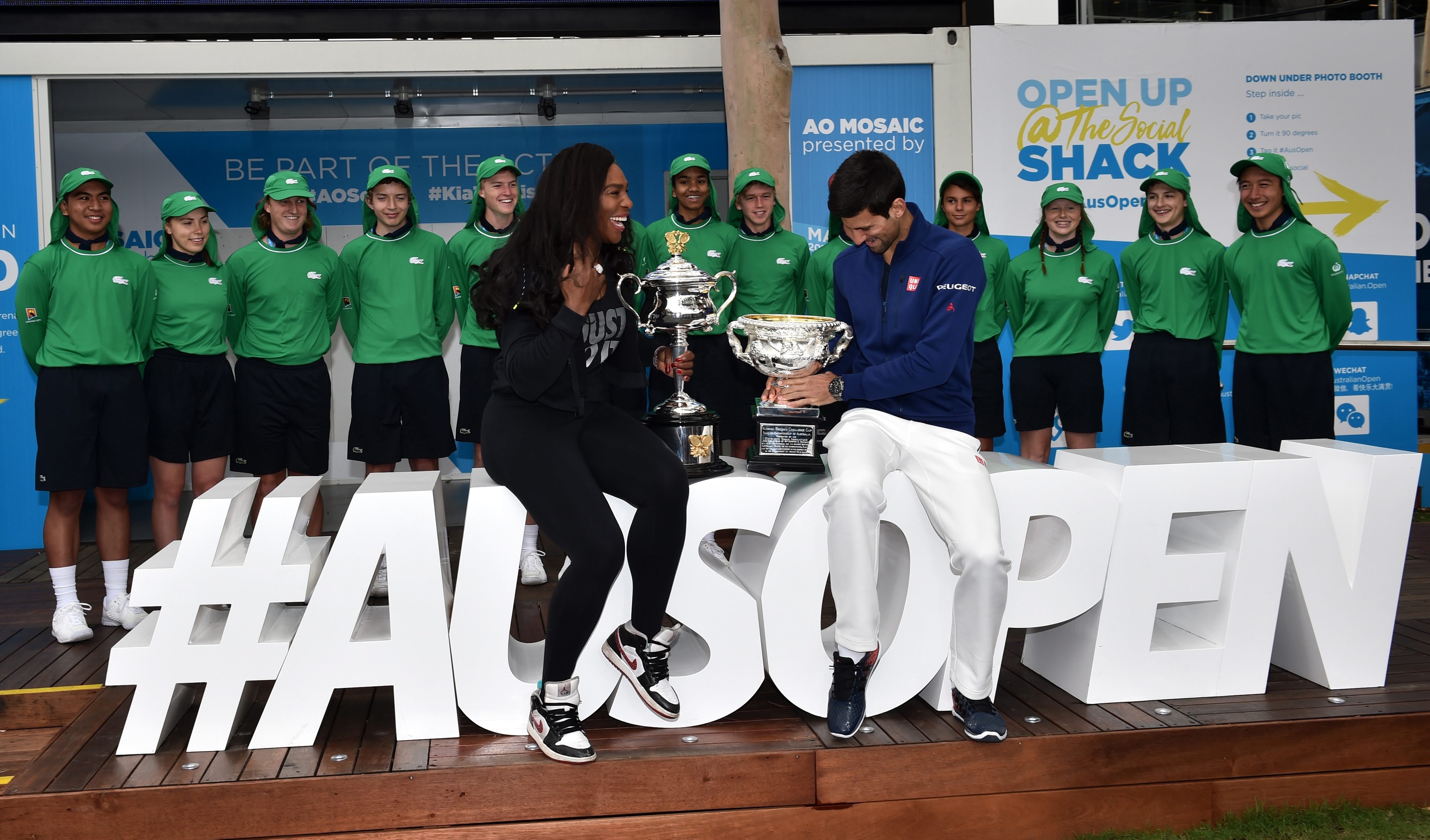 Fotografía Serena Williams y Novak Djokovic, campeones del Open de Australia 2015, en la presentación de la edición de 2016