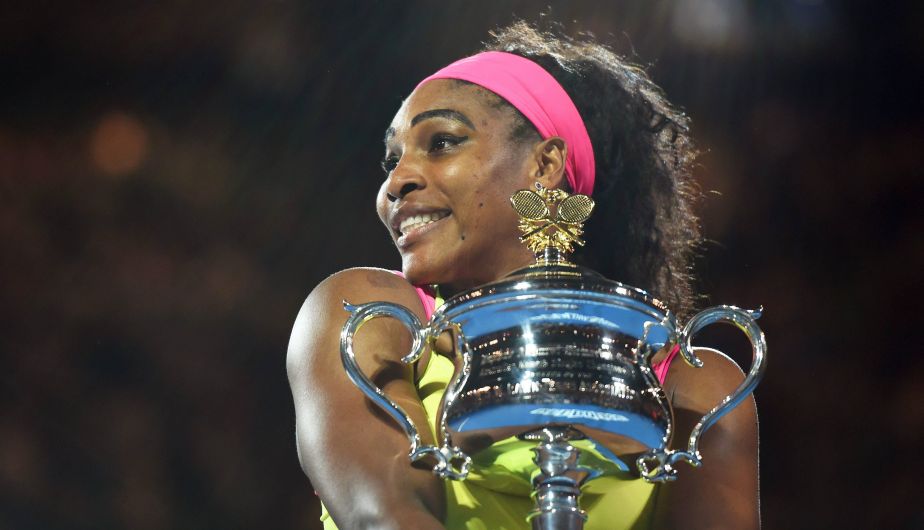 Serena Williams con el trofeo Daphne Akhurst Memorial Cup de campeona del Open de Australia 2015 Fotografía Serena Williams con el trofeo Daphne Akhurst Memorial Cup de campeona del Open de Australia 2015