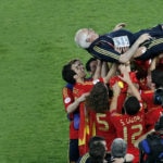 Luis Aragonés, manteado por los jugadores tras ganar la Eurocopa de 2008
