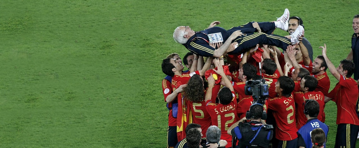 Luis Aragonés, manteado por los jugadores tras ganar la Eurocopa de 2008 Luis Aragonés, manteado por los jugadores tras ganar la Eurocopa de 2008