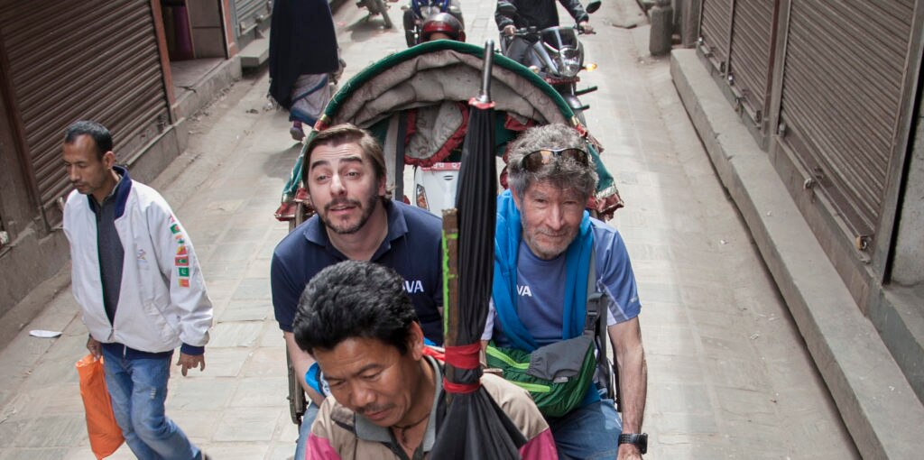 Carlos Soria y Jordi recorren las calles de Katmandu en un rickshaw Carlos Soria y Jordi recorren las calles de Katmandu en un rickshaw