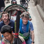 Carlos Soria y Jordi recorren las calles de Katmandu en un rickshaw