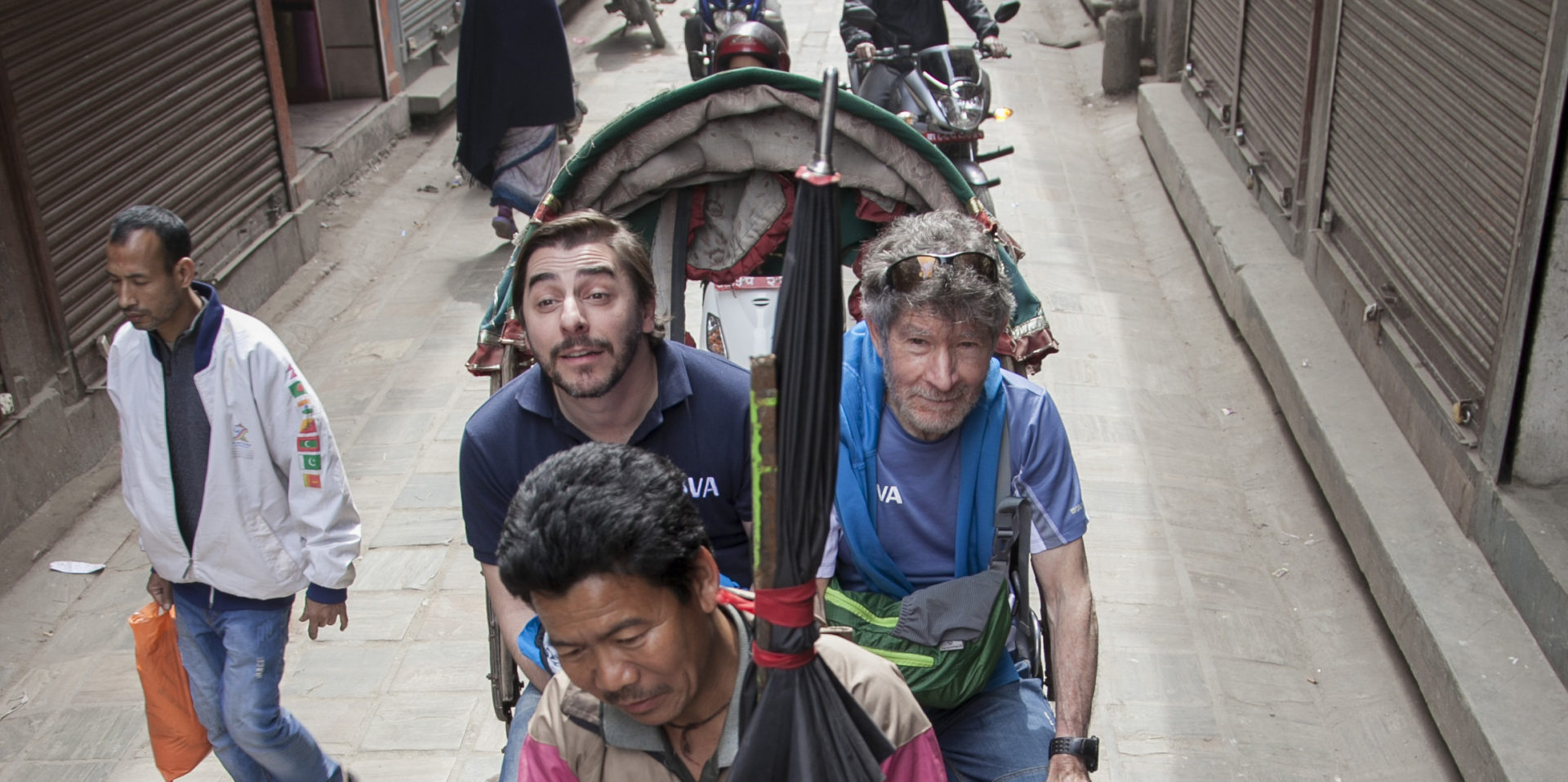 Carlos Soria y Jordi recorren las calles de Katmandu en un rickshaw
