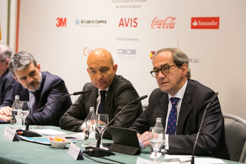 José Manuel González-Paramo, consejero ejecutivo de BBVA, en su discurso, junto al secretario de Estado de Comercio, Jaime García-Legaz; y Jaime Malet, presidente de la Cámara de Comercio de EE.UU. en España.