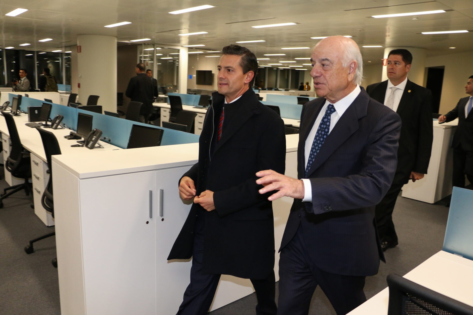 Peña-Nieto-y-Francisco-González-visitando-las-oficinas
