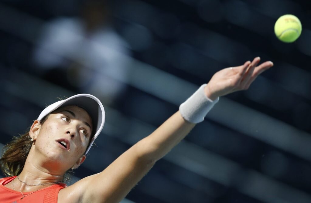 La tenista hispano venezolana Garbiñe Muguruza devuelve la pelota a la ucraniana Elina Svitolina durante el partido de la segunda ronda del torneo de tenis de Dubái (Emiratos Árabes Unidos) EFE/Ali Haider La tenista hispano venezolana Garbiñe Muguruza devuelve la pelota a la ucraniana Elina Svitolina durante el partido de la segunda ronda del torneo de tenis de Dubái (Emiratos Árabes Unidos) EFE/Ali Haider