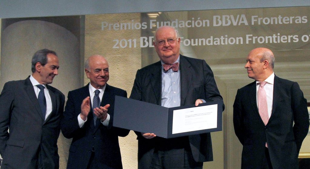 Angus Deton, en la ceremonia de entrega de los Premios Fronteras del Conocimiento 2014, junto a Francisco González, José Ignacio Wert y José Manuel González Páramo. Angus Deton, en la ceremonia de entrega de los Premios Fronteras del Conocimiento 2014, junto a Francisco González, José Ignacio Wert y José Manuel González Páramo.