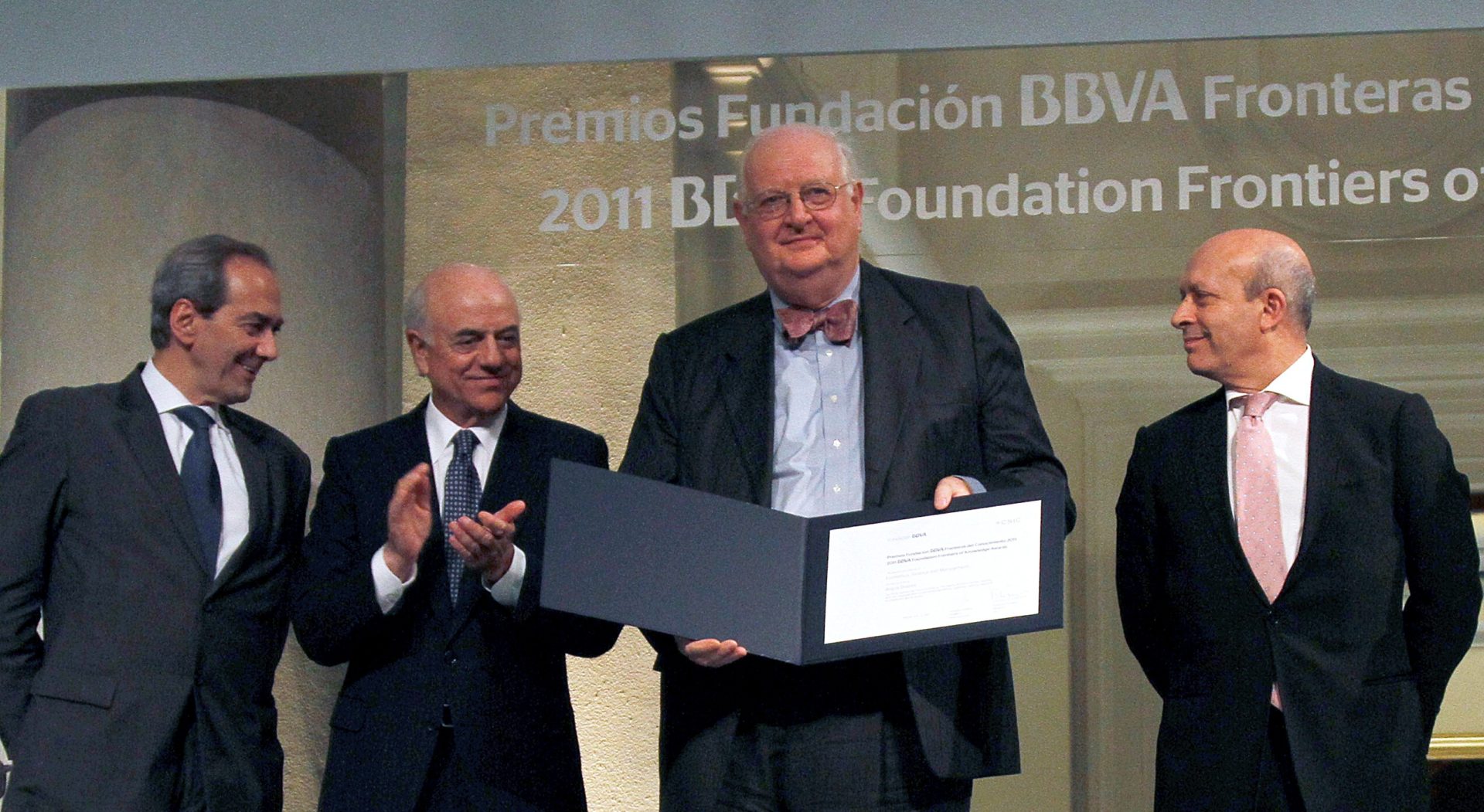 Angus Deton, en la ceremonia de entrega de los Premios Fronteras del Conocimiento 2014, junto a Francisco González, José Ignacio Wert y José Manuel González Páramo.